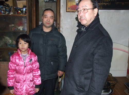 图为集团公司党委书记,董事长孙万发慰问客运总站困难职工